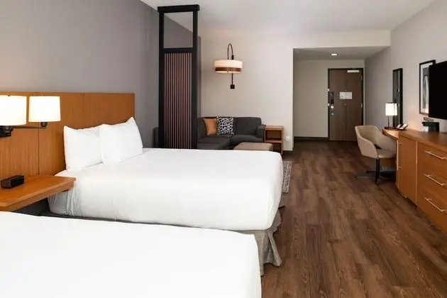 Oda, Engellilere Uygun (2 Queen Beds with Sofa bed, Shower)