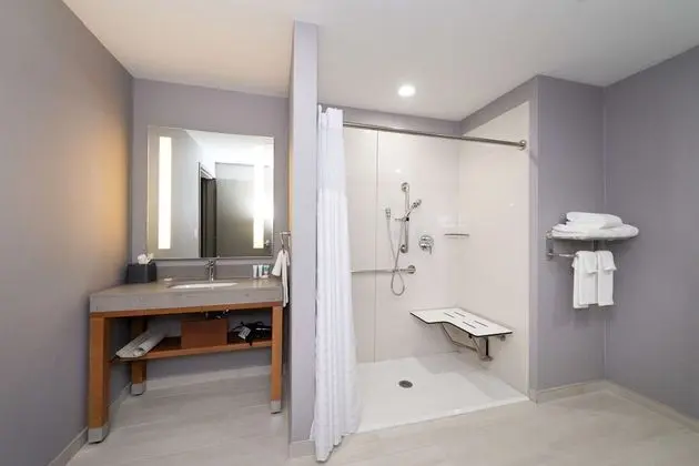 Oda, Engellilere Uygun (2 Queen Beds with Sofa bed, Shower)