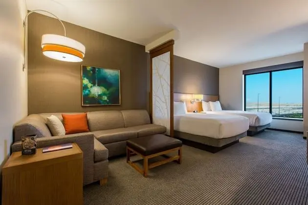 Oda, Birden Çok Yatak, Engellilere Uygun, Küvet (2 Queen & 1 Sofa Bed)