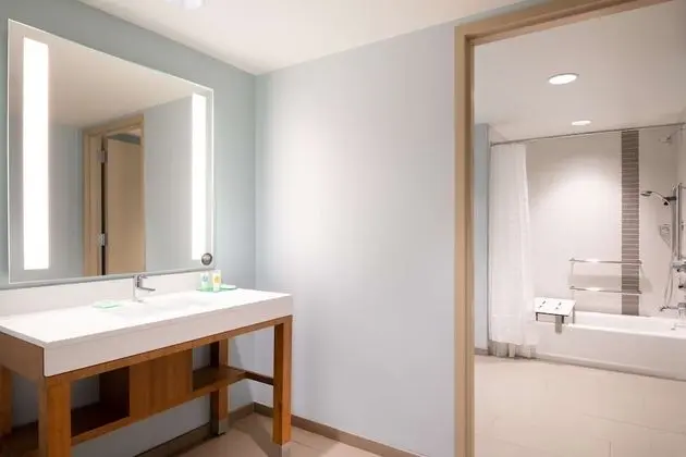 Oda, Engellilere Uygun (2 Queen & 1 Sofa Bed with Shower)