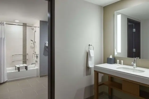 Oda, Engellilere Uygun, Küvet (2 Queen Beds and 1 Sofa Bed)