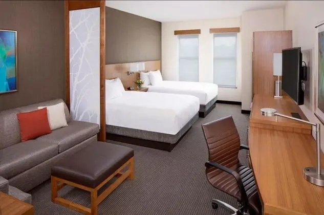 Oda, Engellilere Uygun (2 Queenbed & 1 Sofabed, Shower)