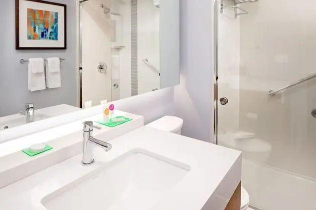 Oda, Engellilere Uygun (2 Queenbed & 1 Sofabed, Shower)