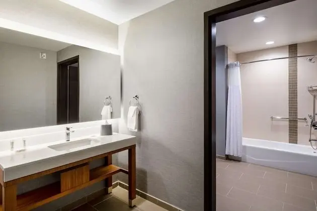 Oda, 1 En Büyük (King) Boy Yatak ve Çekyat, Engellilere Uygun (With Shower)