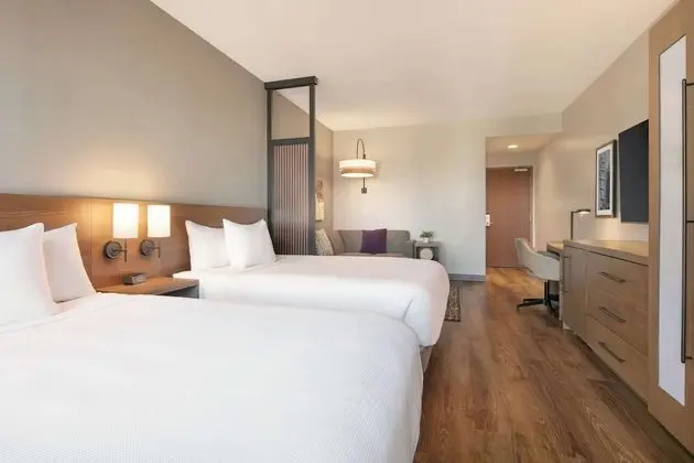 Oda, Engellilere Uygun (2 Queen Beds with Sofa bed, Shower)