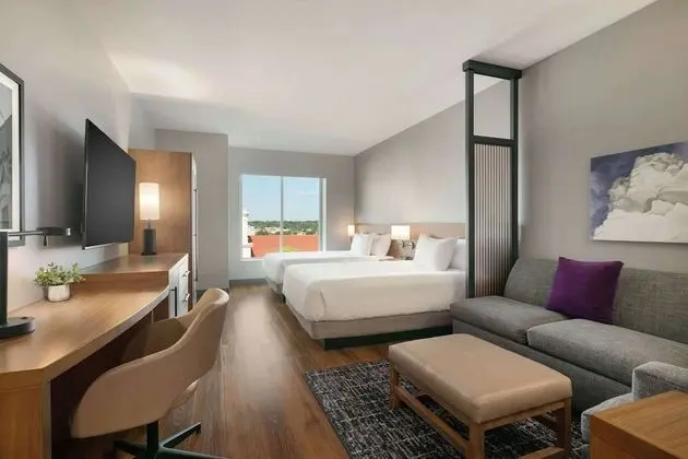 Oda, Engellilere Uygun (2 Queen Beds with Sofa bed, Shower)