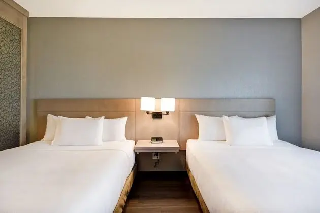 Oda, Engellilere Uygun, Küvet (2 Queenbed & 1 Sofabed)