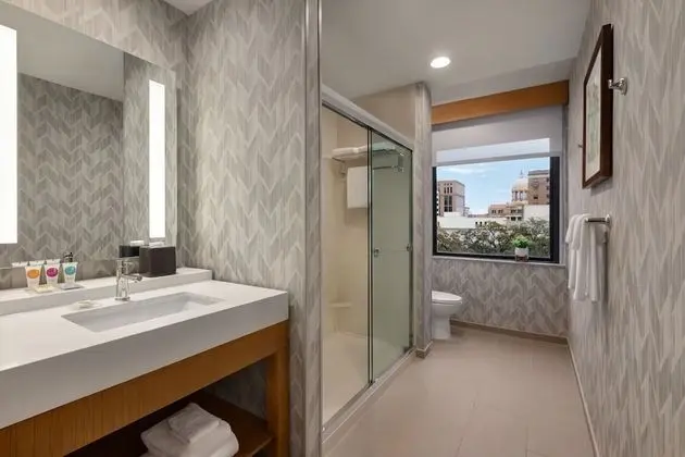 Oda, 1 En Büyük (King) Boy Yatak ve Çekyat, Şehir Manzaralı