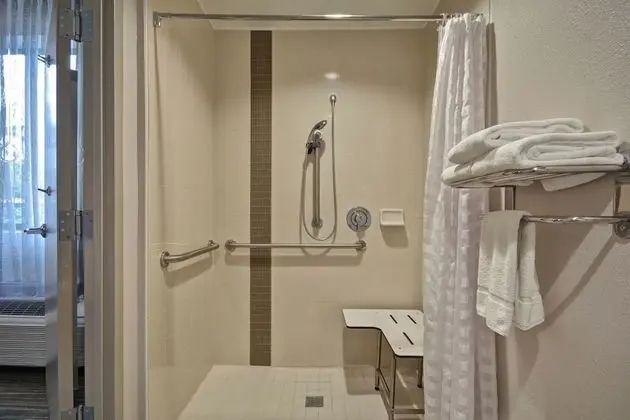Oda, 2 Çift Kişilik Yatak, Engellilere Uygun (Roll-In Shower, No Sofabed)