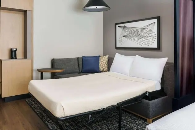 Oda, Nehir Manzaralı (2 Queen Beds with Sofa bed)