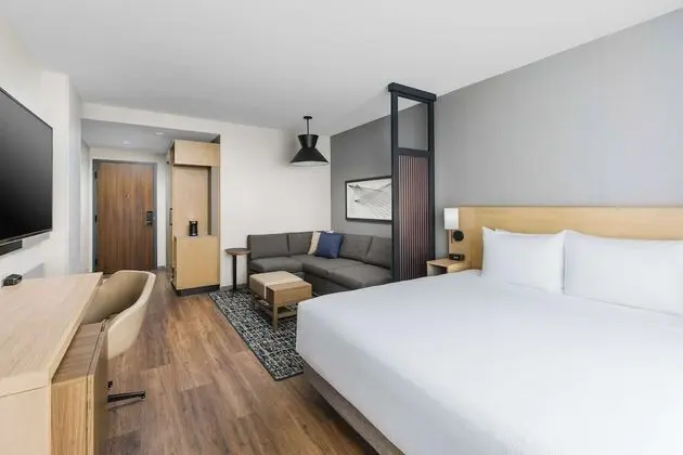 Oda, Nehir Manzaralı (2 Queen Beds with Sofa bed)