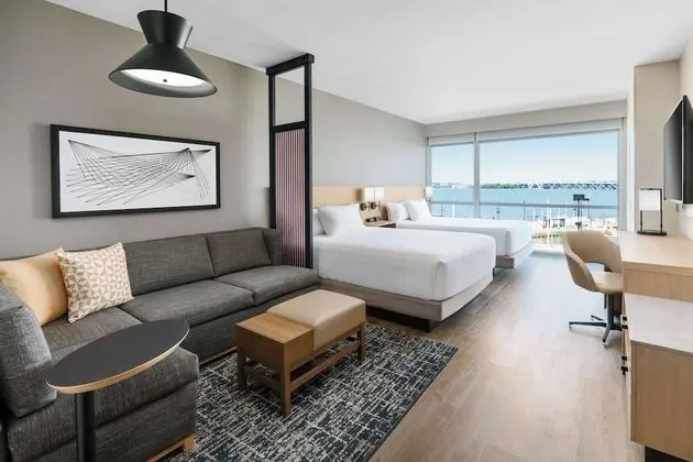Oda, Nehir Manzaralı (2 Queen Beds with Sofa bed)