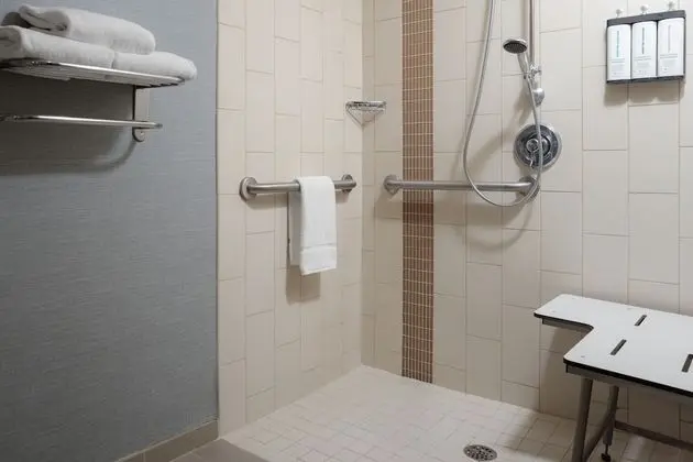 Oda, 1 En Büyük (King) Boy Yatak, Engellilere Uygun (with Shower)