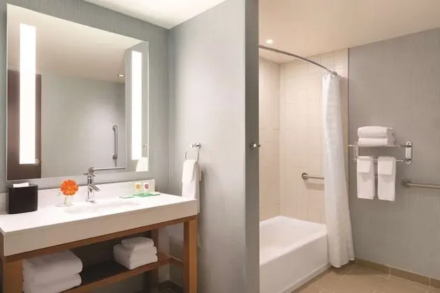 Oda, Engellilere Uygun, Küvet (2 Queen & 1 Sofa Bed)