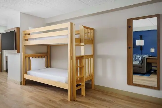 Oda (2 Queen, Sofabed, and Bunk Beds)