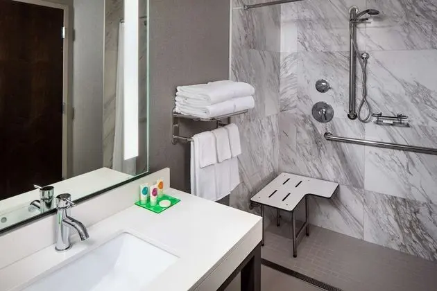 Oda, 1 En Büyük (King) Boy Yatak ve Çekyat, Engellilere Uygun (Shower)