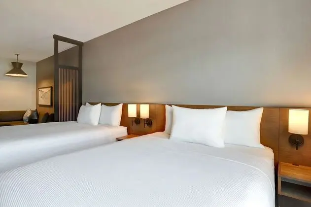 Oda (2 Queen Beds with Sofa Bed)