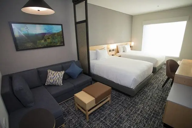 Oda (2 Queen Beds with Sofa Bed)