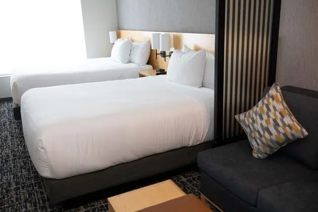 Oda (2 Queen Beds with Sofa Bed)