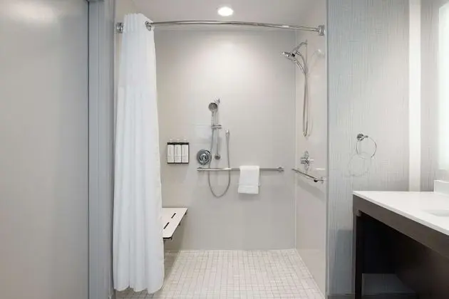 Oda, 1 En Büyük (King) Boy Yatak ve Çekyat, Engellilere Uygun (Roll-in Shower)