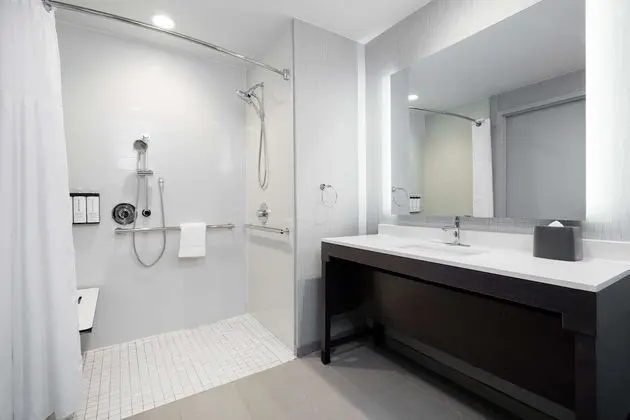 Oda, Engellilere Uygun (2 Queen Bed & Sofabed, Roll-in Shower)