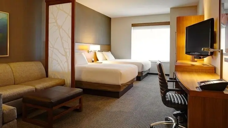 Oda (2 Queens Beds & 1 Sofa Bed)