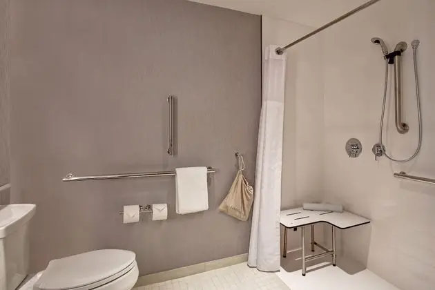 Oda, 1 En Büyük (King) Boy Yatak ve Çekyat, Engellilere Uygun (Shower)