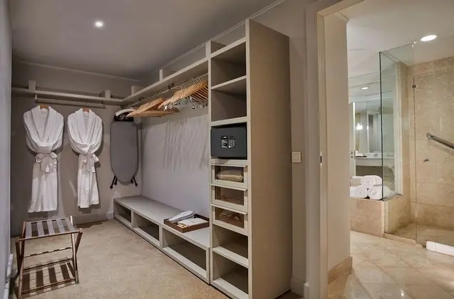 Regency Executive Suite (EXST)