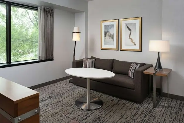 Oda, 2 Büyük (Queen) Boy Yatak