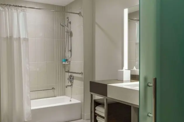 Oda, 2 Büyük (Queen) Boy Yatak, Engellilere Uygun (ADA Tub)