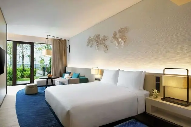 Family Room, 1 King Bed, Partial Ocean View