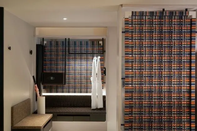 Family Room, 1 King Bed, Partial Ocean View