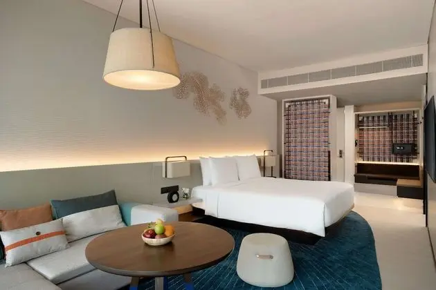 Family Room, 1 King Bed, Partial Ocean View