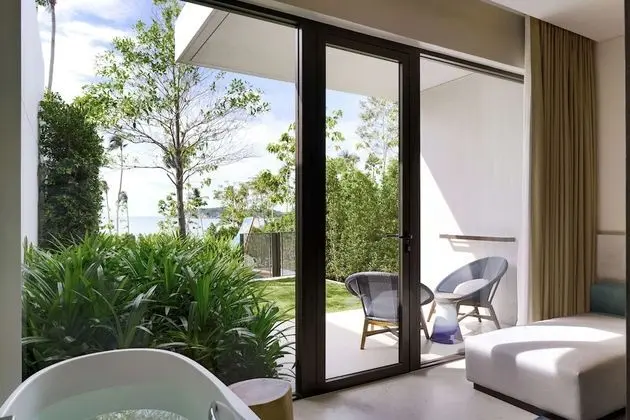 Family Room, 1 King Bed, Partial Ocean View