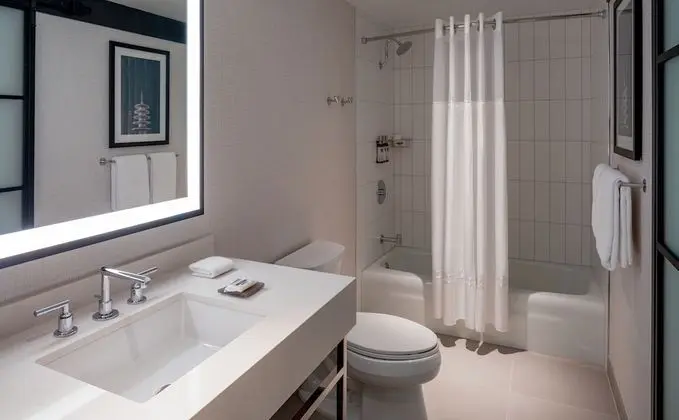 Oda, 1 En Büyük (King) Boy Yatak, Balkon, Koy Manzaralı (High Floor)