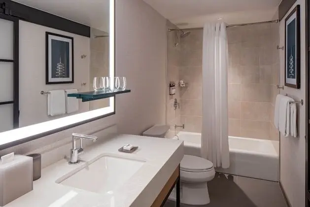 Oda, 1 En Büyük (King) Boy Yatak, Balkon, Koy Manzaralı (High Floor)