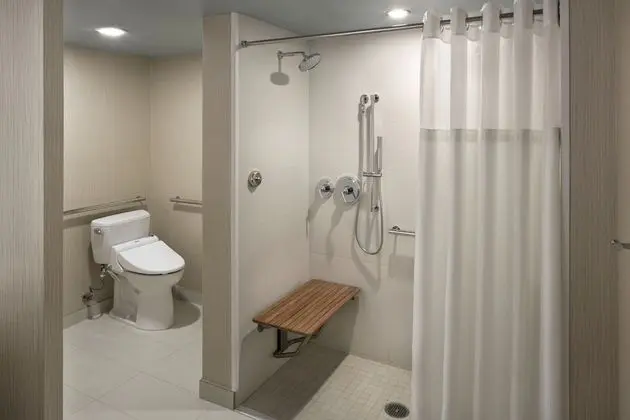 Oda, 1 En Büyük (King) Boy Yatak, Engellilere Uygun (with Roll-in Shower)
