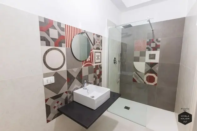 Tek Büyük Yataklı Oda, Köşe