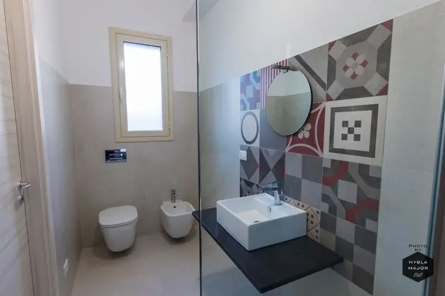 Tek Büyük Yataklı Oda, Köşe