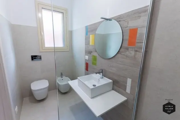 Tek Büyük Yataklı Oda, Köşe