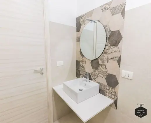 Tek Büyük Yataklı Oda, Köşe