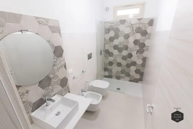 Tek Büyük Yataklı Oda, Köşe