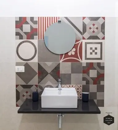 Tek Büyük Yataklı Oda, Köşe