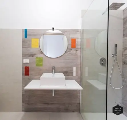 Tek Büyük Yataklı Oda, Köşe