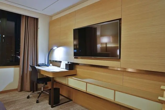 Premium Tek Büyük Yataklı Oda (Indoor pool access for 2)