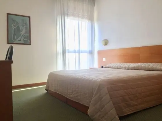 Büyük Yataklı Tek Kişilik Oda