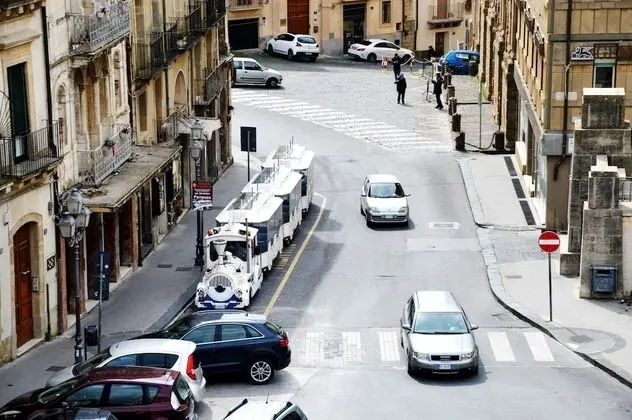 Superior Üç Kişilik Oda, Balkon, Şehir Manzaralı (Lavanda - Private external bathroom)