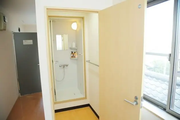 Üç Kişilik Oda, Ortak Banyo (Double Bed)