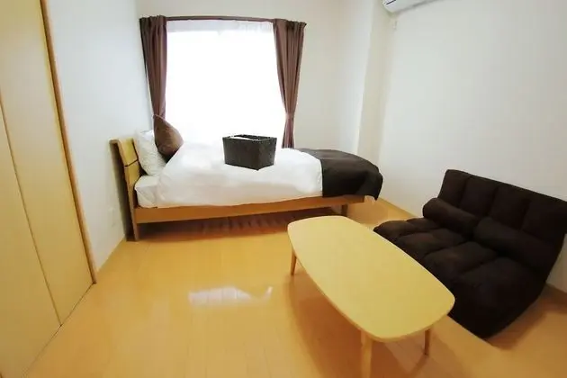 Üç Kişilik Oda, Ortak Banyo (Single Bed B)