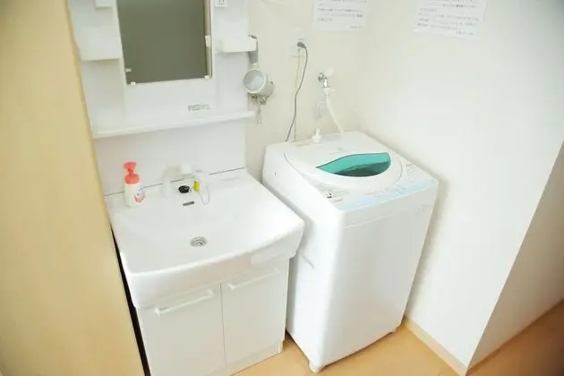 Üç Kişilik Oda, Ortak Banyo (Single Bed B)